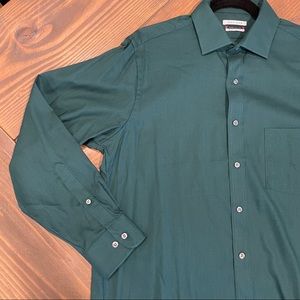 Men’s Van Heusen Button Down Shirt - M/L